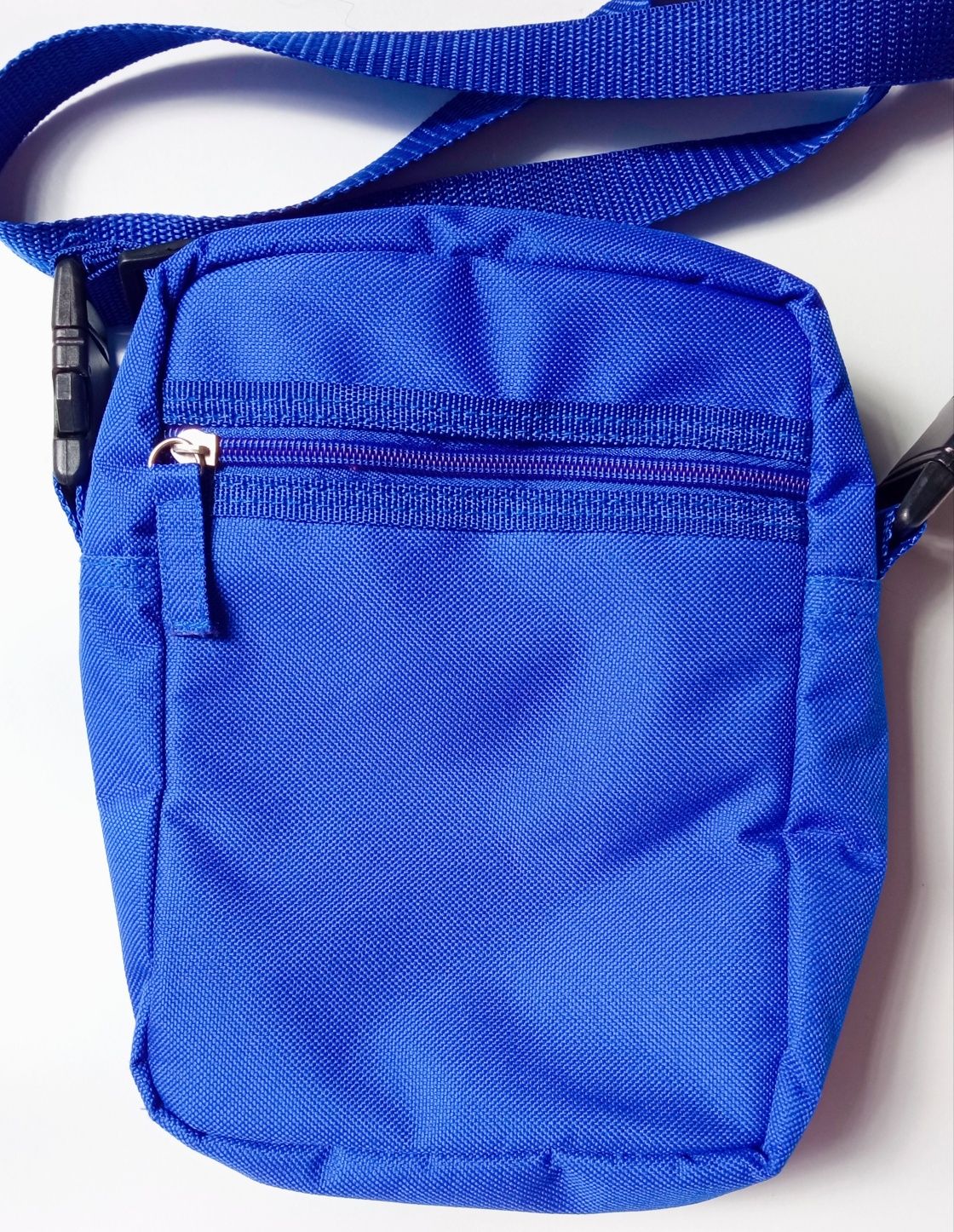mala azul com bolso á frente