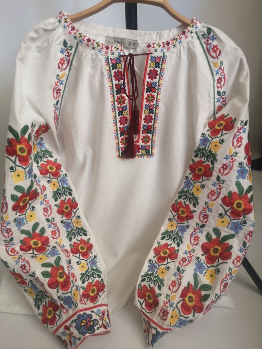 Жіноча вишиванка з червоними квітами S, M, L