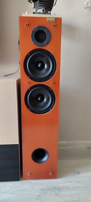 Kolumny Quadral Phonologue