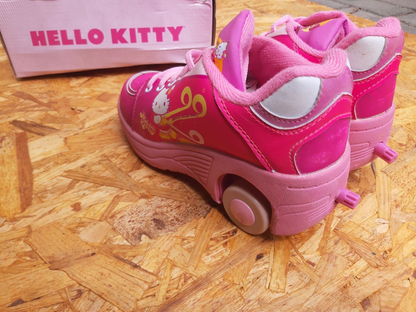 Sapatilhas Hello Kitty com rodas