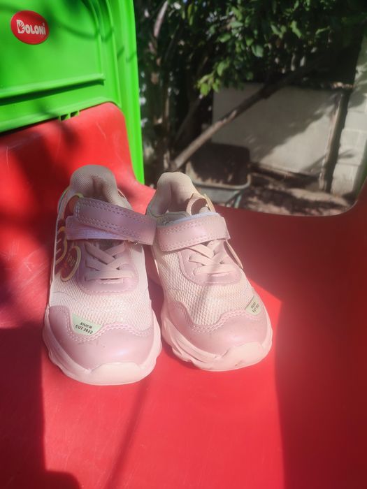 Продам кросівки, які світяться. 26 р.