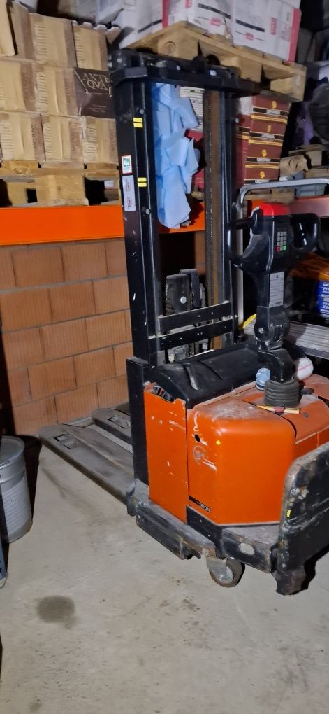 Wózek paletowy sztaplarka, elektryczny z masztem 2.9m BT IXION palecia