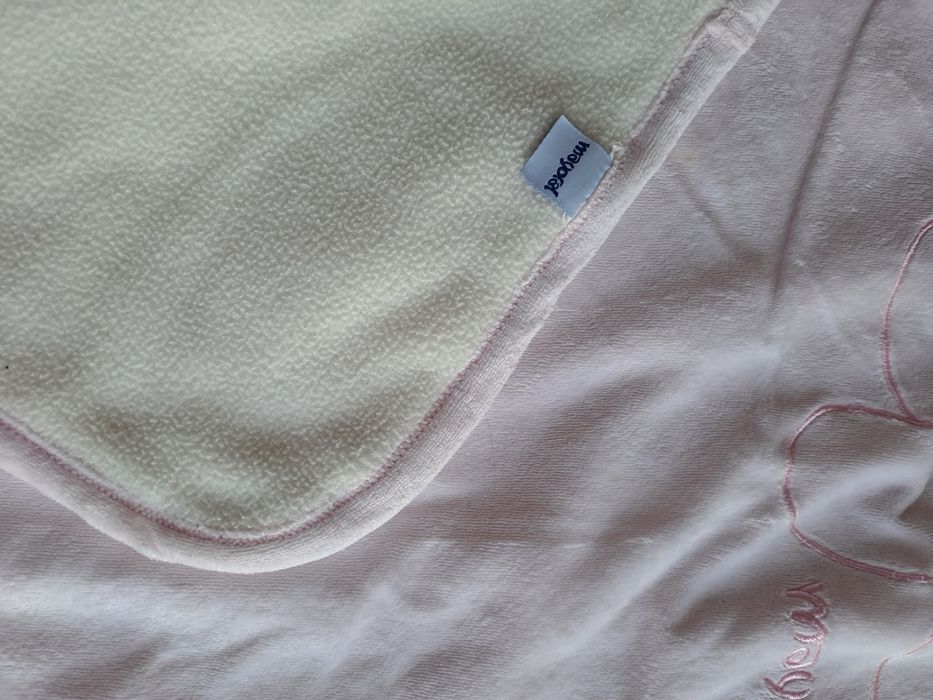 Manta para bebé cor de rosa e branca quente da marca mayoral
