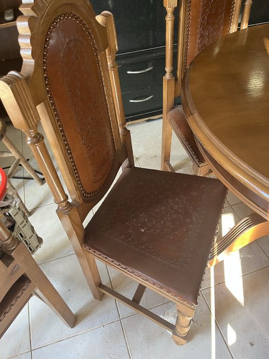 Mesa com cadeiras em bom estado