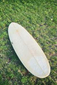 Prancha de surf barata com bastante uso e volume