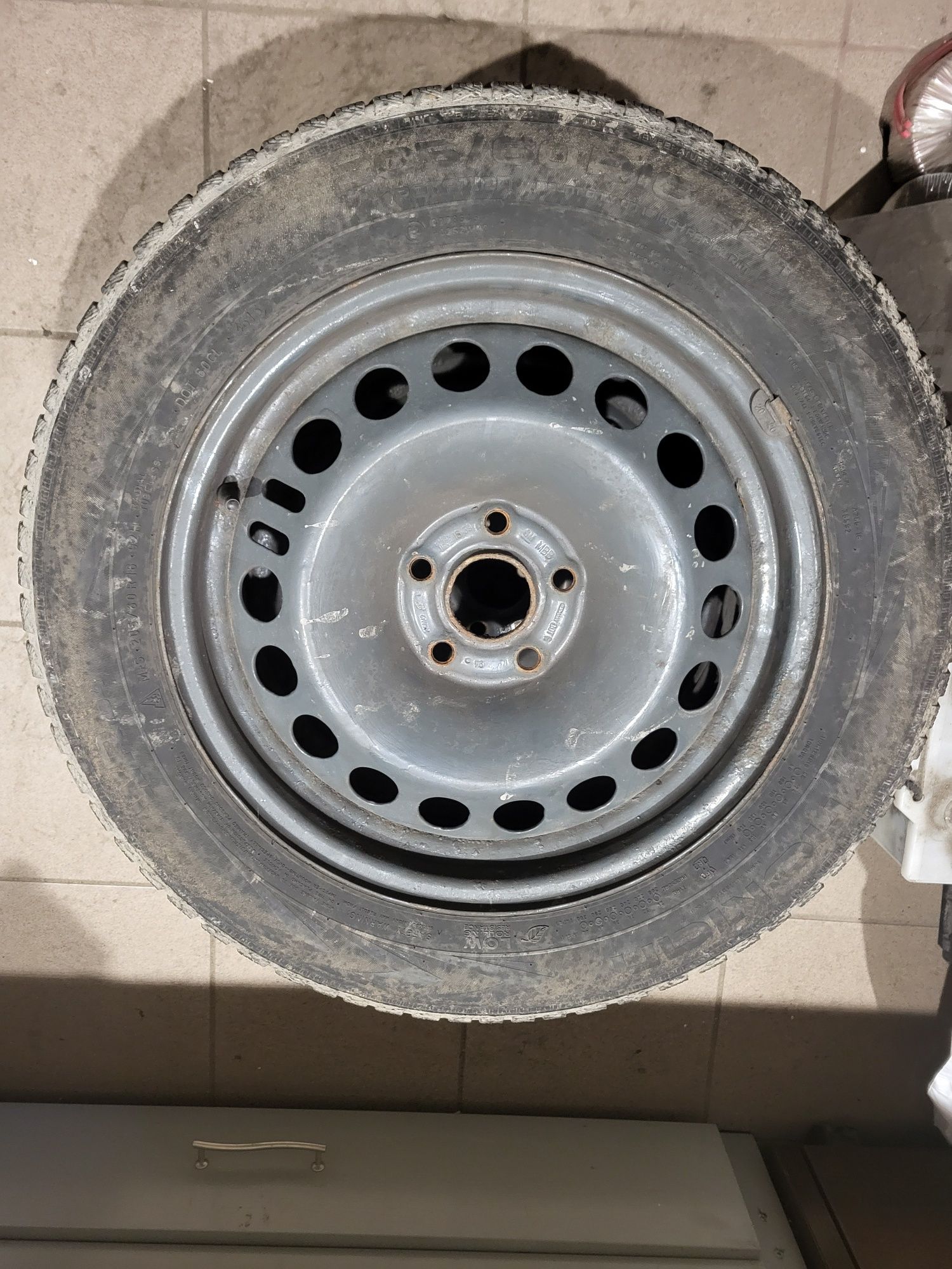 Koła z zimowymi oponami Nokian 205/60 R16 5x105