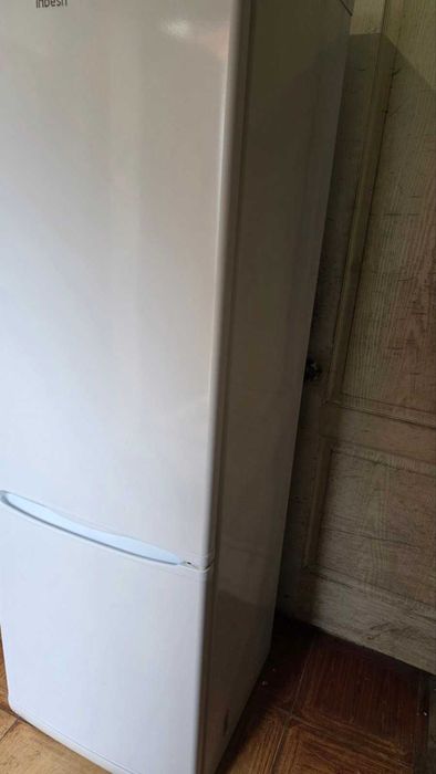Рабочий холодильник Indesit, высота 1м. 80см. чистый ухоженный.