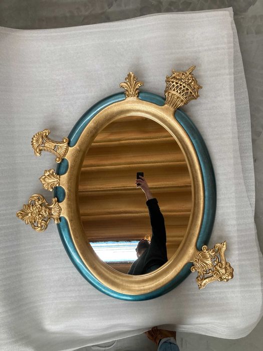 Espelho de parede em talha e folha dourada.