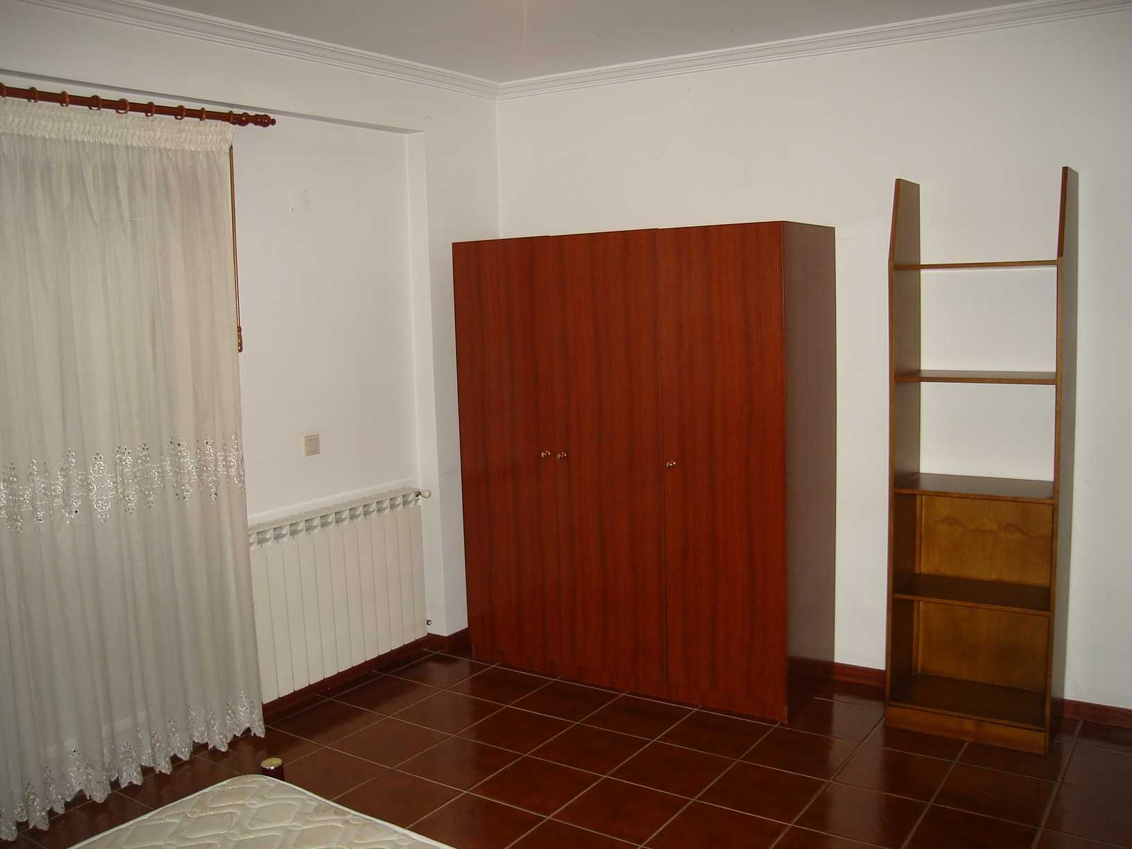 Arrenda-se quarto a rapariga
