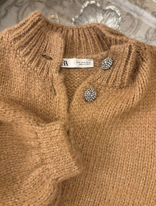 Zara wełniany sweter kardigan z bufiastymi rękawami i ozdobnymi guzika