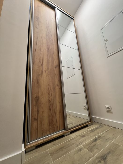 Szafa przesuwna z lustrem