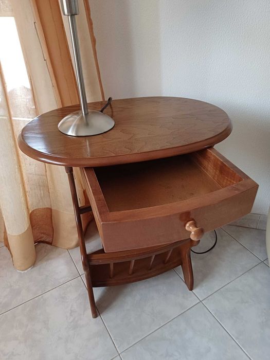 Mesa de apoio vintage em madeira maciça com porta-revistas