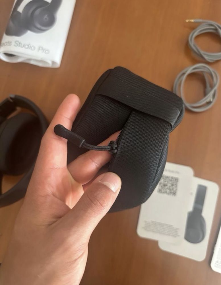 Beats Studio Pro - Auscultadores Pretos