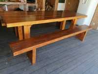 Mesa de madeira com dois bancos igual à mesa
