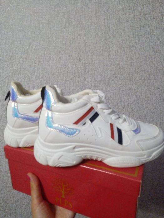 Кросівки жіночі р.36