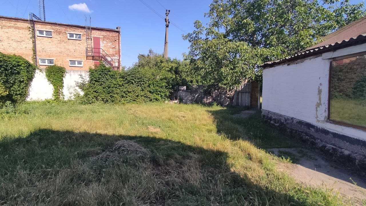 Продаж будинку з ділянкою в центрі села Білозір'я.
