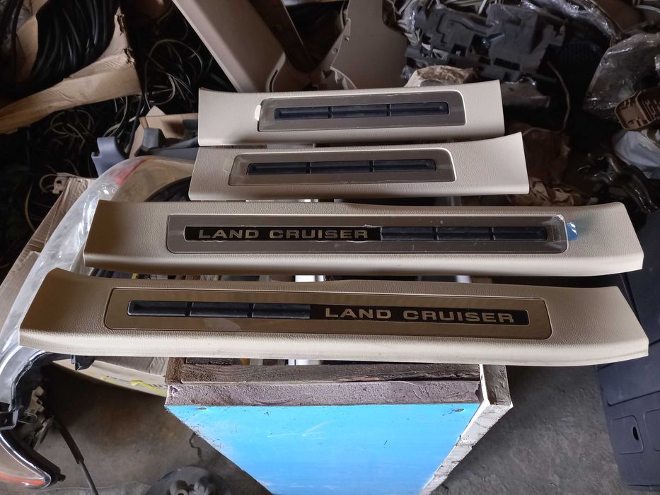 Накладки порогов дверных проёмов Toyota Land Cruiser 300