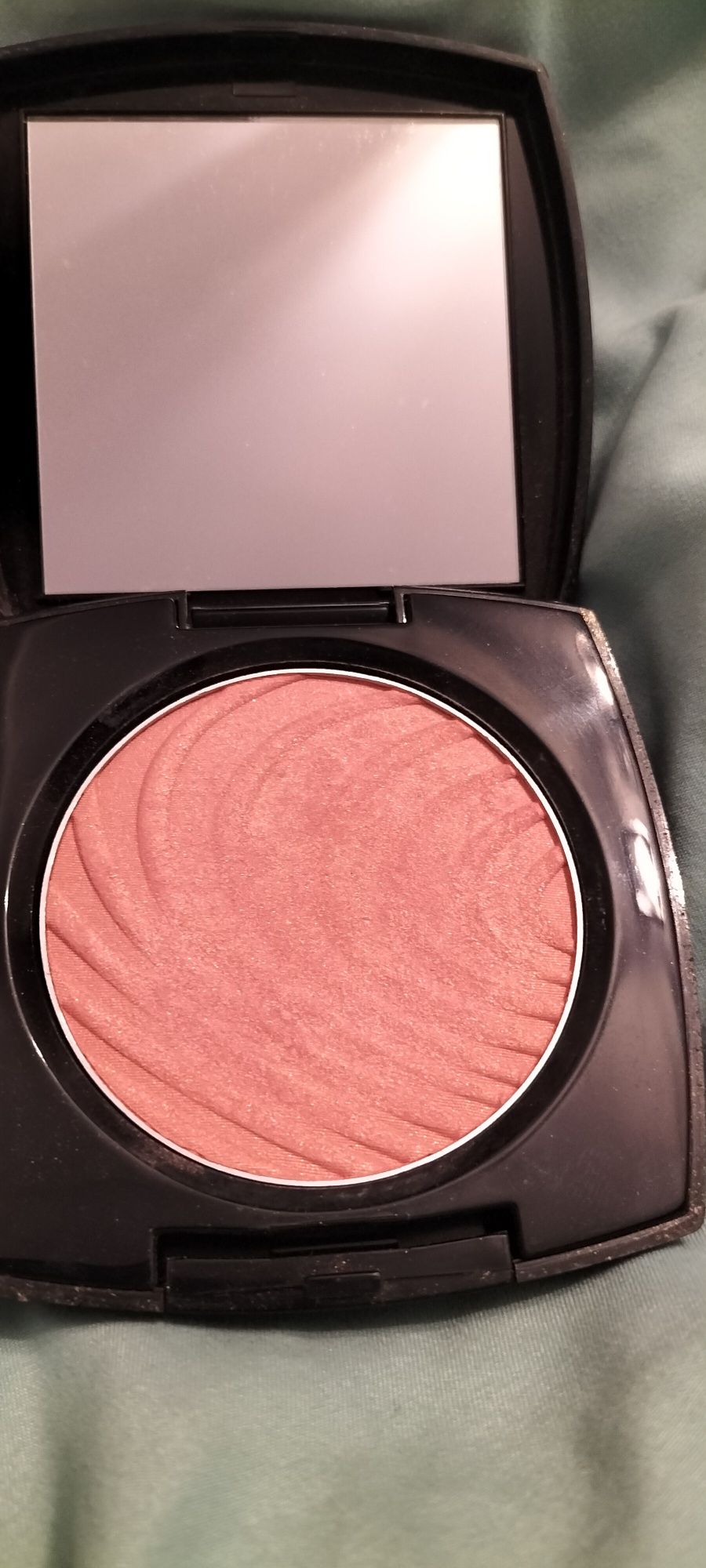 Róż do policzków rozświetlający highlighter