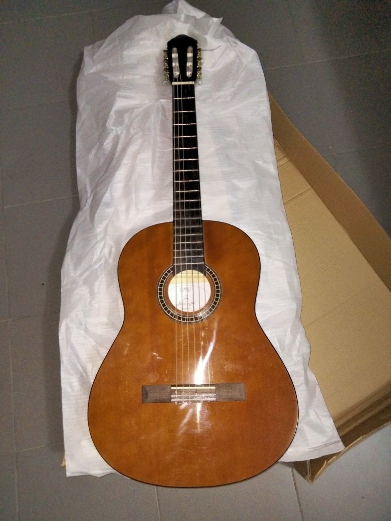 Guitarra clássica nova