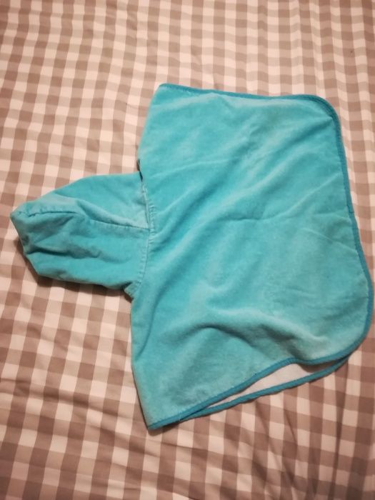 Poncho ou toalha de praia ou de piscina para criança ou bébé azul
