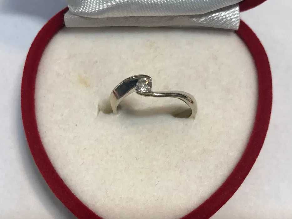 Złoty pierścionek APART z diamentem 14k 2,77g 0,16ct SI2 H-I roz. 14