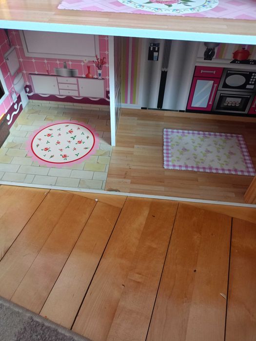 Drewniany duży domek dla lalek