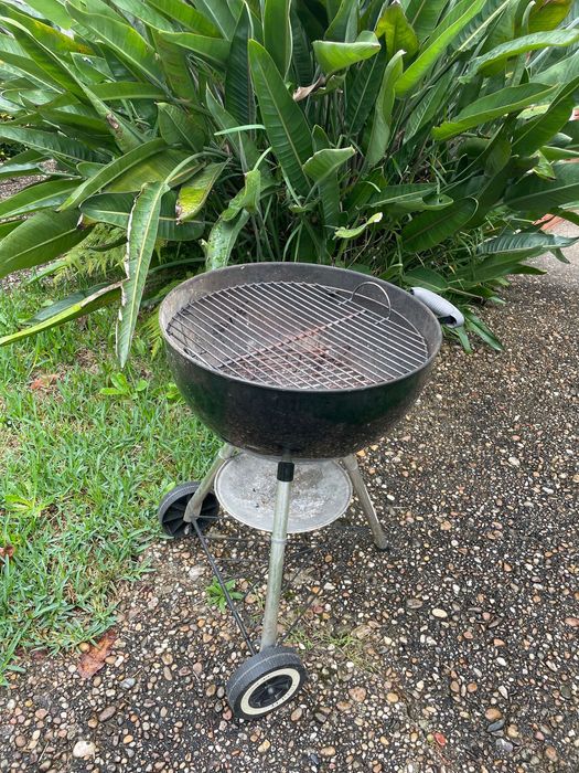 Grelhador de barbecue à venda da marca Weber