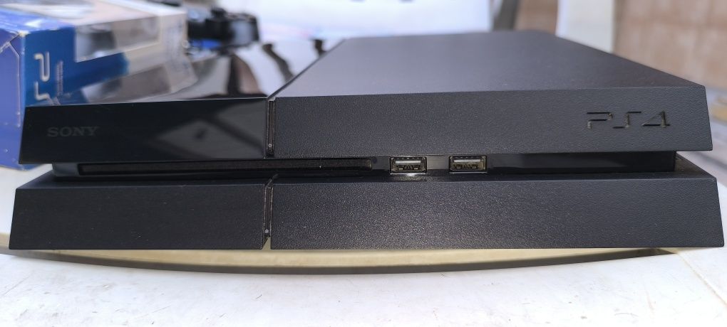 PS4 - como nova + 2 comandos + câmara + jogos