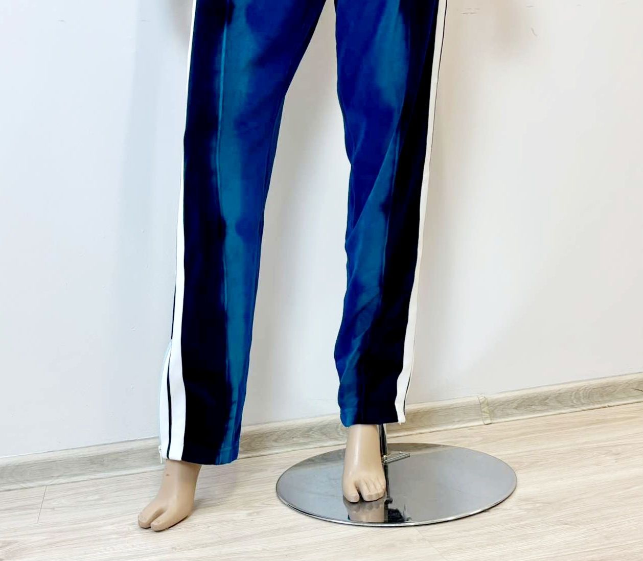 Palm Angels nowe spodnie welurowe dresowe damskie M
Rozmiar M 
Kolor:g