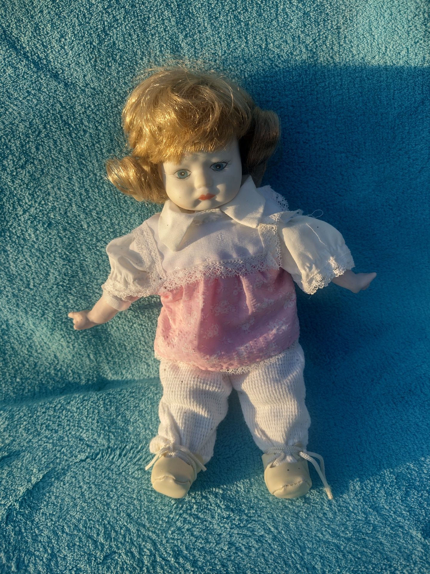 Piękna porcelanowa lalka malowana .