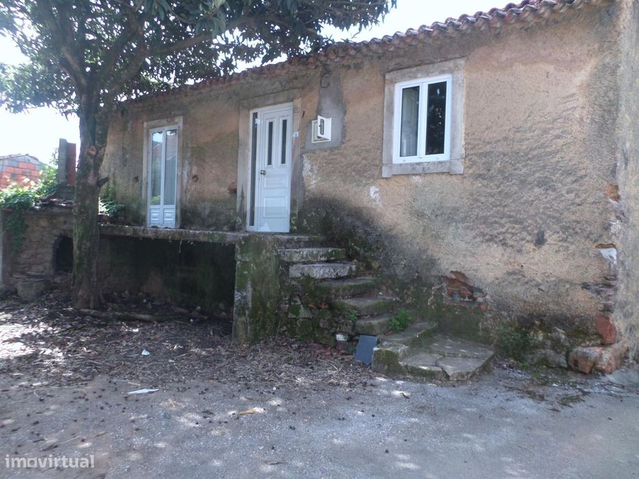 Moradia em Pedra para Recuperar | Potencial T3 com Cave Ampla