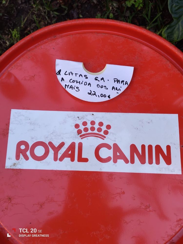 Duas latas grandes para a comida dos animais
