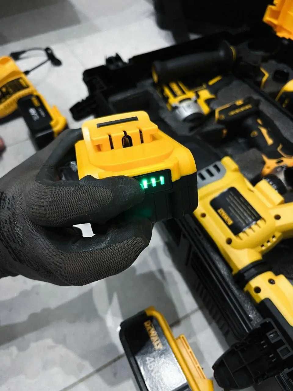 Набір акумуляторних інструментів DeWalt 4в1 кейсі із 2 АКБ 36V/6Ah