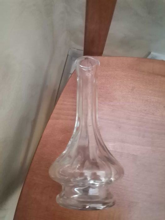 Szklany przezroczysty wazonik