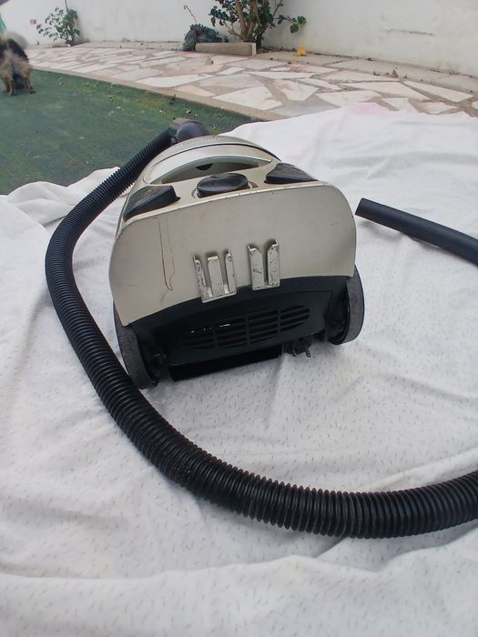 Aspirador Electrolux em bom estado de conservação, com ótimo desempenh