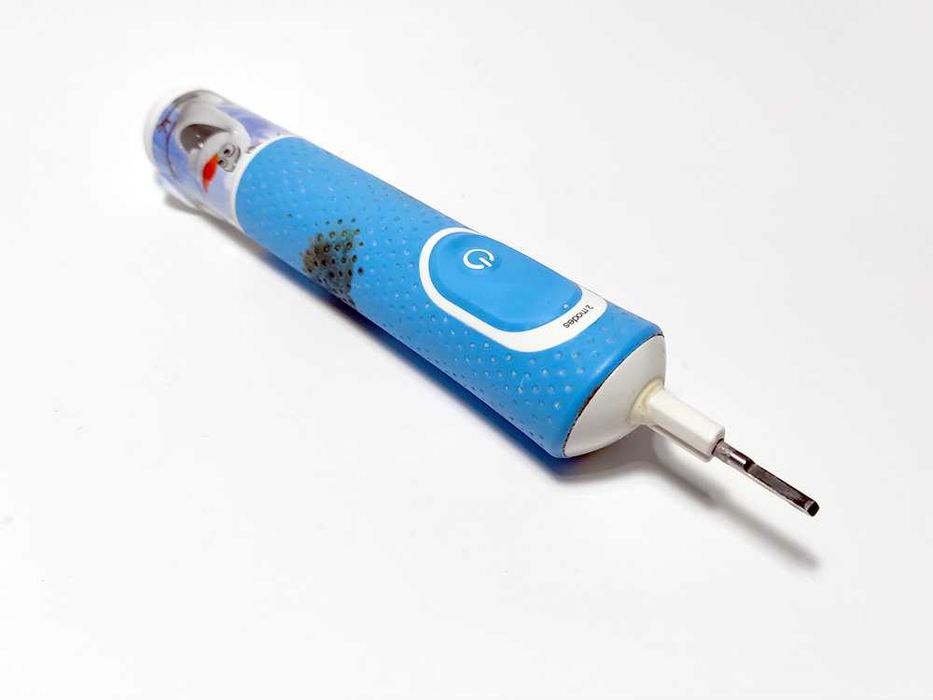 Детская электрическая зубная щетка Oral-B Kids Frozen + з\у