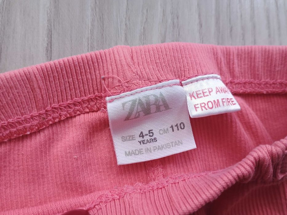 3 pary legginsów Zara rozmiar 110, wady