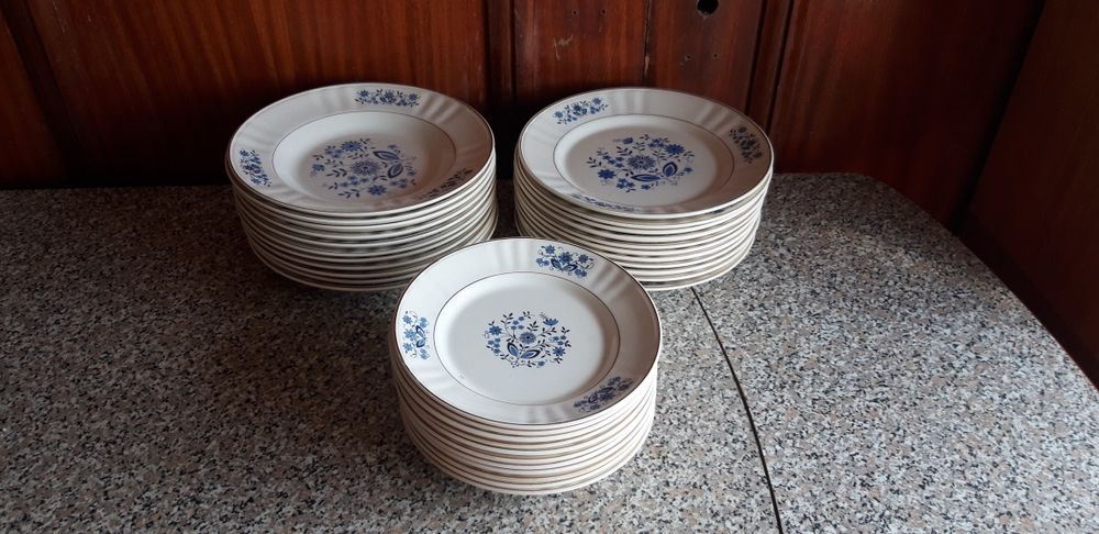 Conjunto de 33 Pratos Fábrica Loiças de Sacavém