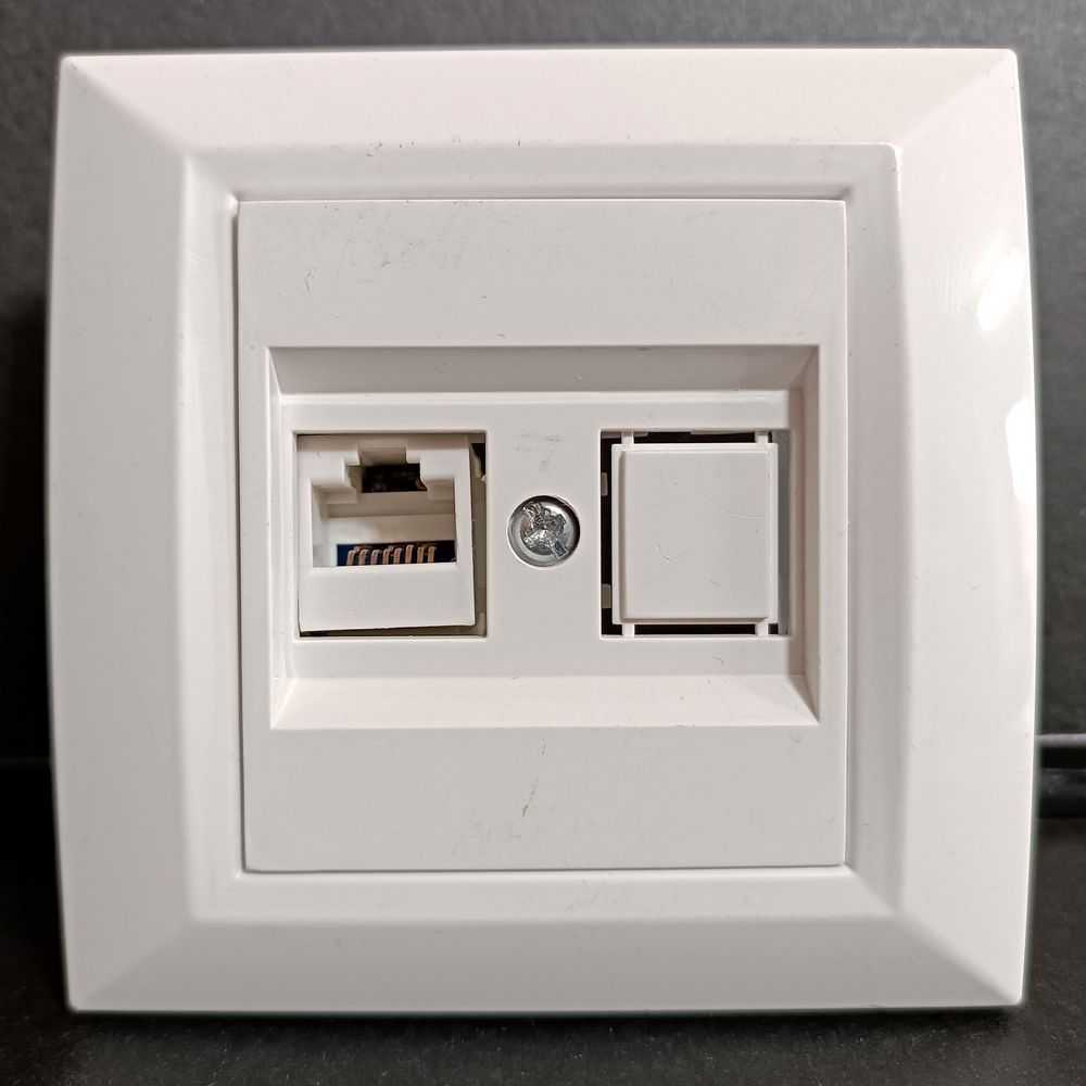 Розетка внутренняя Ethernet RJ-45. В хорошем состоянии.
