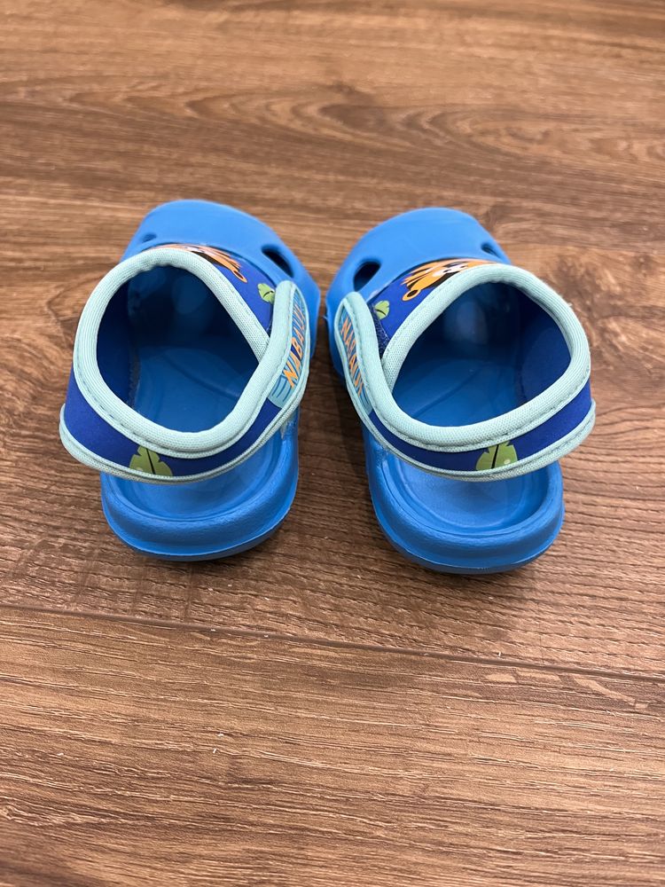 Sandały basenowe dla dzieci Nabaiji firmy Decathlon w rozmiarze 24-25