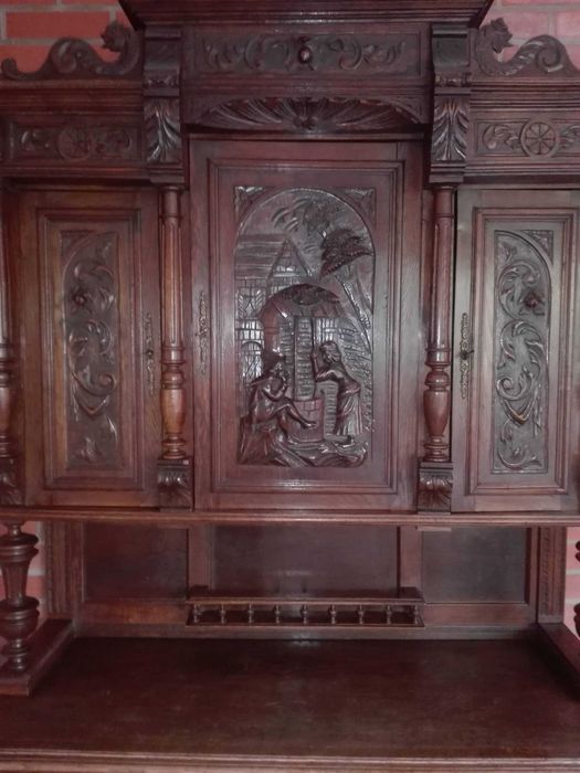 Stary kredens wspaniale rzeźbiony