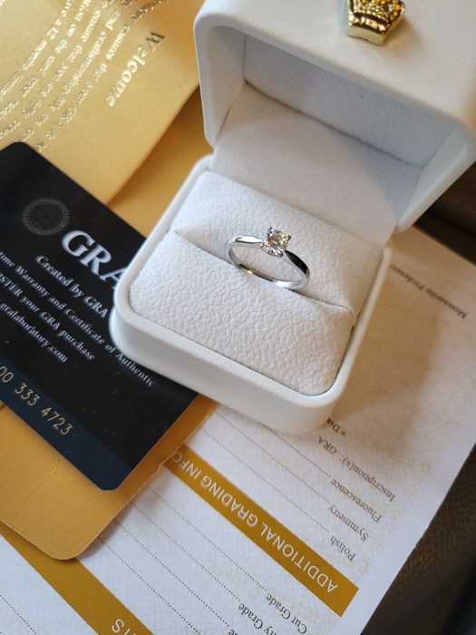 Pierscionek 0,5 karata moissanite Certyfikat 18k
