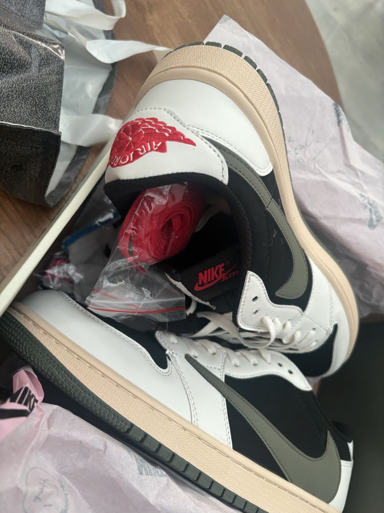 JORDAN 1 LOW TRAVIS SCOTT OLIVE