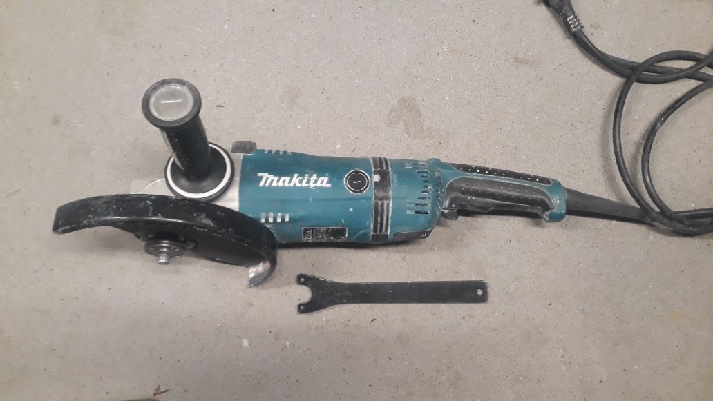 Szlifierka Makita GA 9040R o mocy 2600 W 230 mm