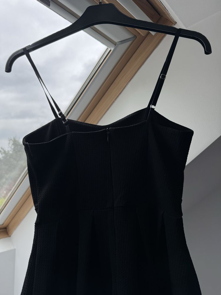 Sukienka czarna z usztywnieniem w biuście