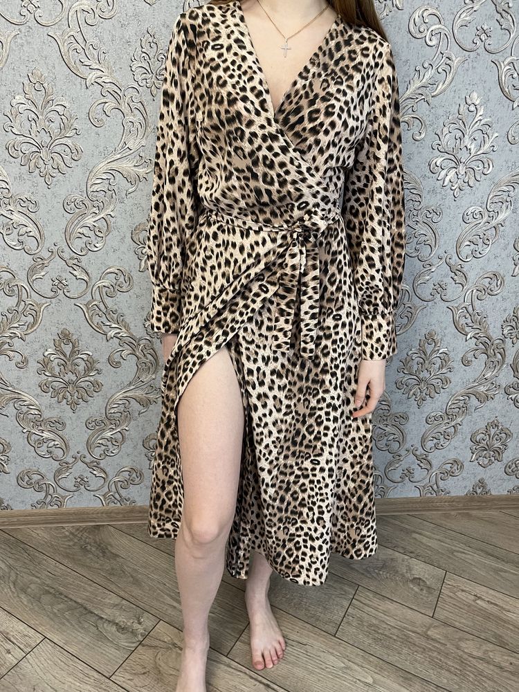 Леопардова сукня на запах