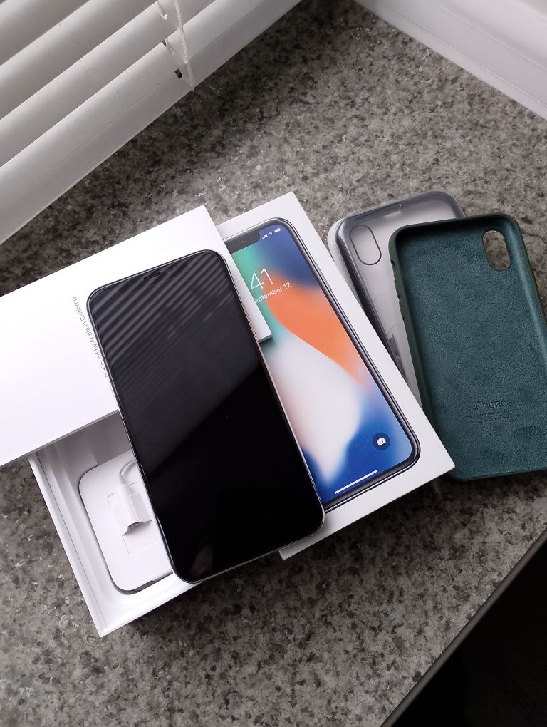 Продам iPhone 10.64gb.
