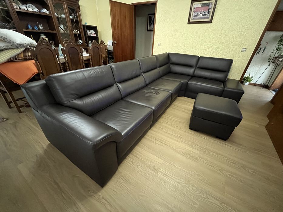 Sofá castanho em pele