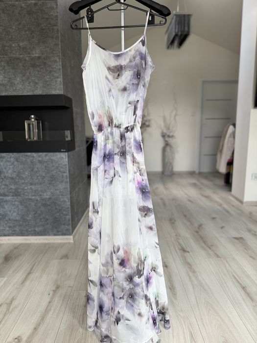 Sukienka maxi w kwiaty z falbankami i dekoltem S/M One