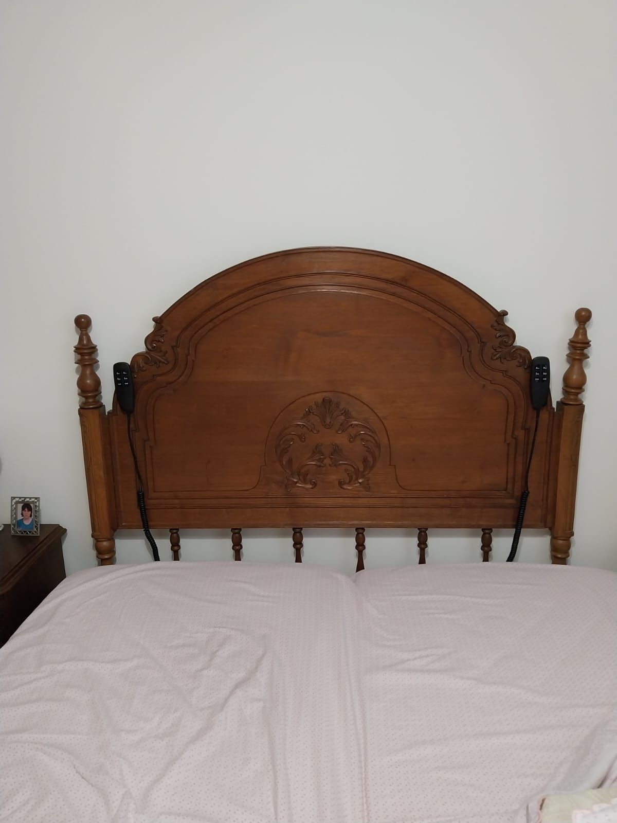 Cama em castanho com  estrado usados mas bom estado.